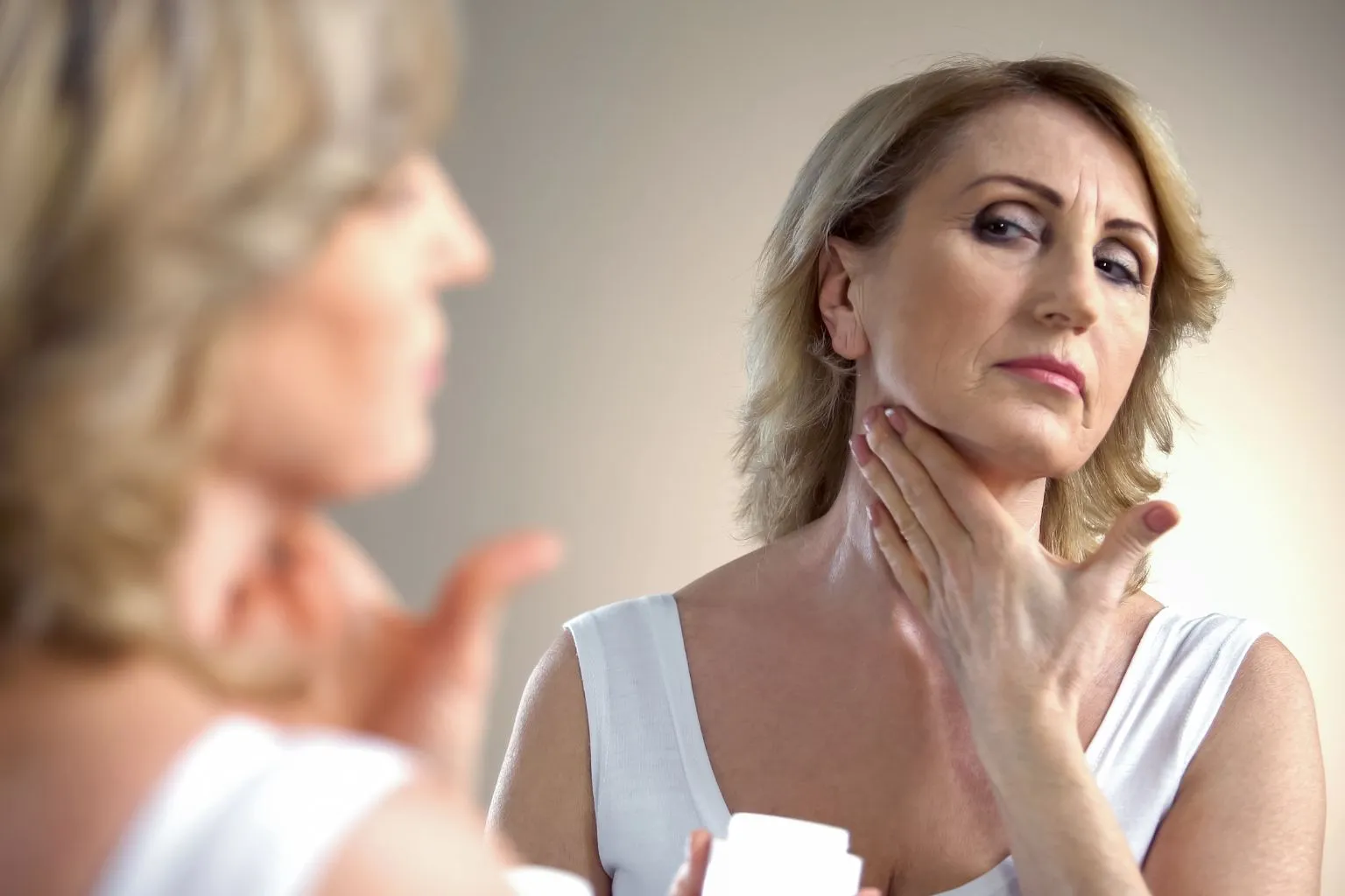 Come combattere i segni del tempo sul collo e sul decollet
